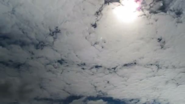 Nuages se déplaçant dans le ciel bleu — Video