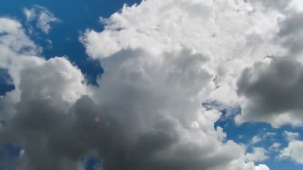 Wolken ziehen in den blauen Himmel — Stockvideo