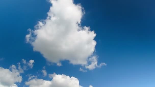 Nuvens movendo-se no céu azul — Vídeo de Stock