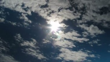 Mavi gökyüzünde hareket eden bulutlar