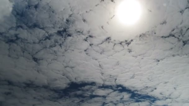 Wolken ziehen in den blauen Himmel — Stockvideo