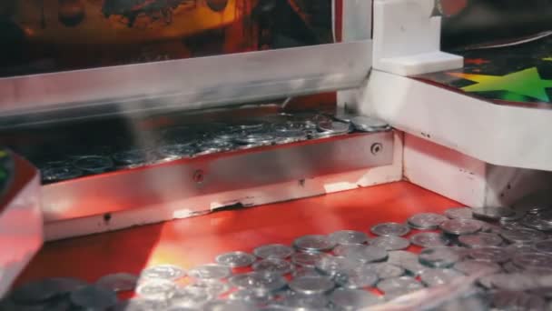Straßenspielautomat mit Münzen — Stockvideo