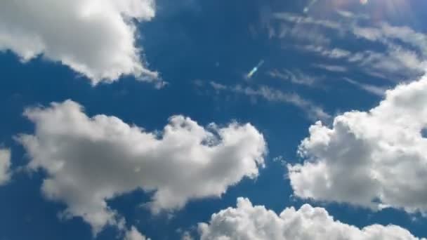 Nuvens movendo-se no céu azul — Vídeo de Stock