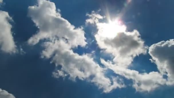 Nuvens movendo-se no céu azul — Vídeo de Stock