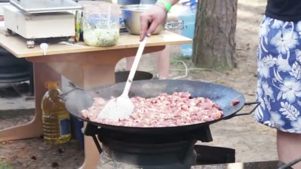 肉用一口大锅煮煮在户外篝火 — 图库视频影像