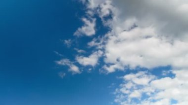Mavi gökyüzünde hareket eden bulutlar