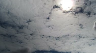 Mavi gökyüzünde hareket eden bulutlar