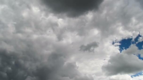 Wolken ziehen in den blauen Himmel — Stockvideo