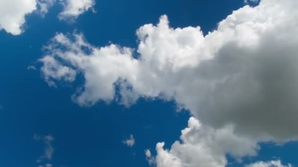 Nuvole che si muovono nel cielo blu — Video Stock