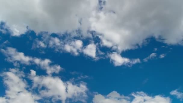 Nubes moviéndose en el cielo azul — Vídeo de stock