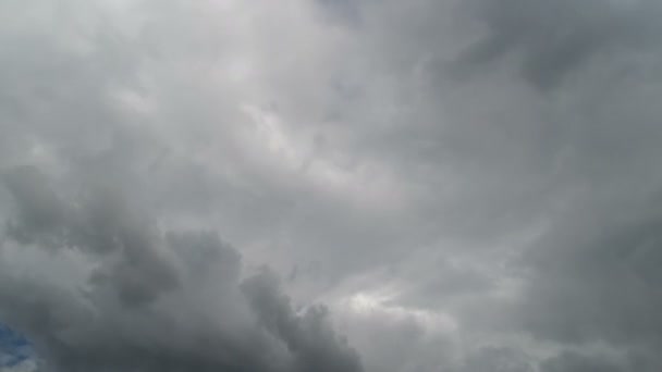 青空を背景に雲が動く — ストック動画