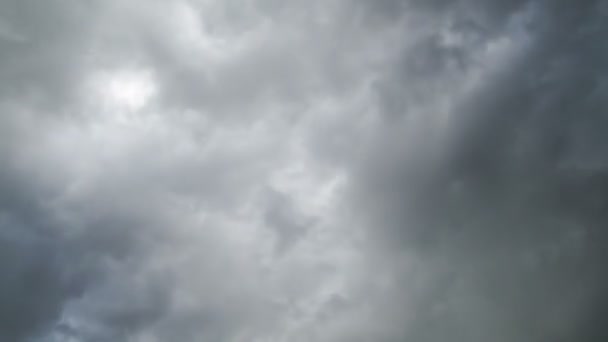 青空を背景に雲が動く — ストック動画