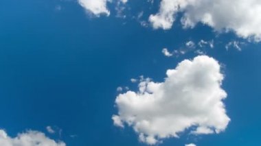 Mavi gökyüzünde hareket eden bulutlar