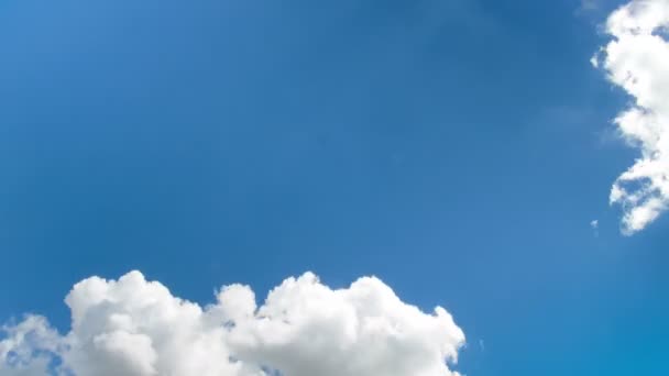 Nuvole che si muovono nel cielo blu — Video Stock