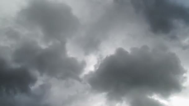 Nubes moviéndose en el cielo azul — Vídeo de stock