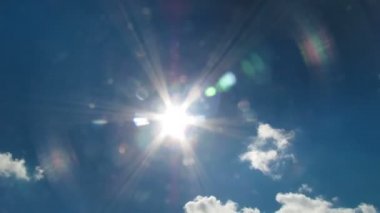 Mavi gökyüzünde hareket eden bulutlar