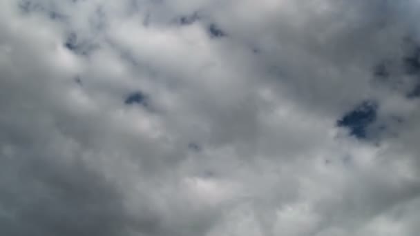 Nubes moviéndose en el cielo azul — Vídeo de stock