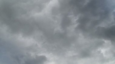 Mavi gökyüzünde hareket eden bulutlar