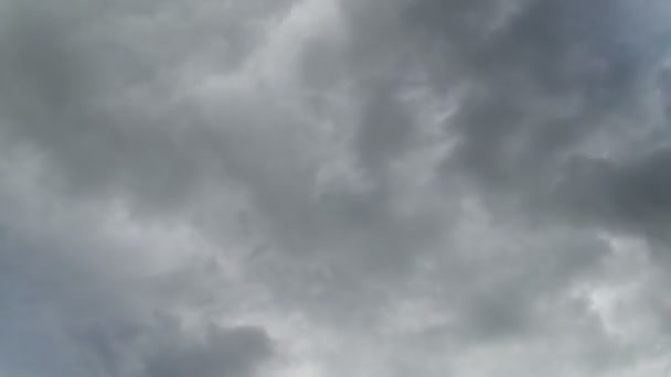 Nuvens movendo-se no céu azul — Vídeo de Stock