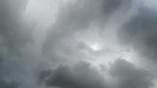 Nubes moviéndose en el cielo azul — Vídeo de stock