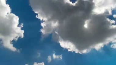 Mavi gökyüzünde hareket eden bulutlar