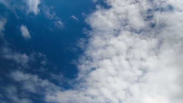 Nuvens movendo-se no céu azul — Vídeo de Stock