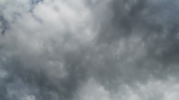 Nuages se déplaçant dans le ciel bleu — Video