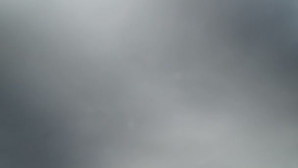Nuages se déplaçant dans le ciel bleu