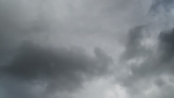 Nubes moviéndose en el cielo azul — Vídeo de stock