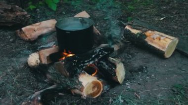 Kamp ateşinde yemek pişirmek