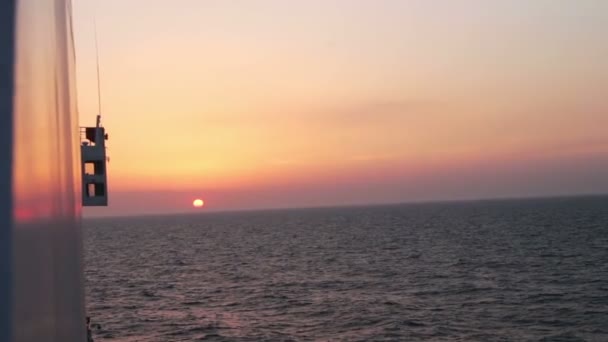 フェリーからの海の景色に沈む夕日 — ストック動画