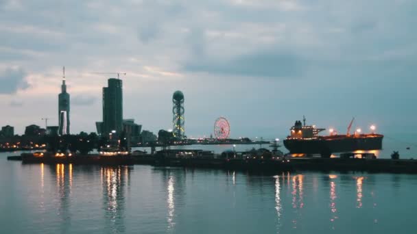 Éjszakai város Batumi, Grúzia. Batumi tengeri kikötő — Stock videók