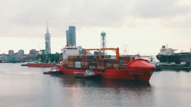 Nákladní trajekt přijíždí do námořního přístavu — Stock video