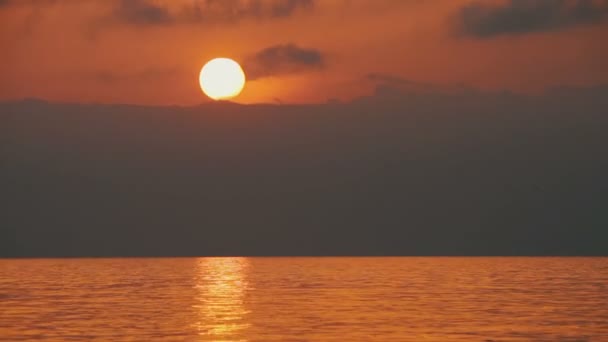Закат над морем — стоковое видео