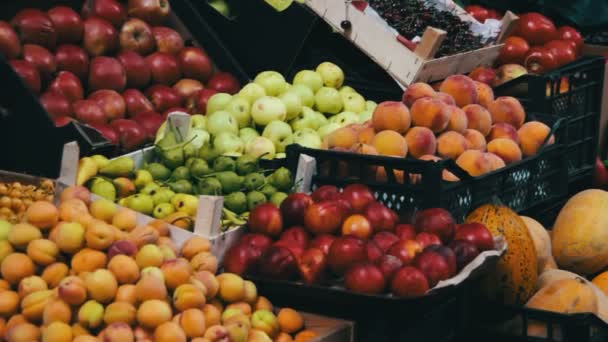 Frutta e verdura in un mercato di strada — Video Stock