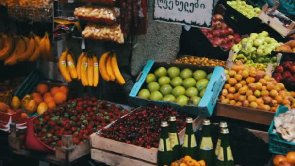 Frutas e legumes em um mercado de rua — Vídeo de Stock