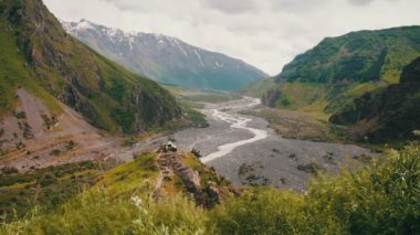 Gürcü dağ ve dağ peyzaj akışı