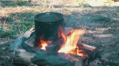Bir kamp ateşi turizm Pot, üzerinde yemek yemek