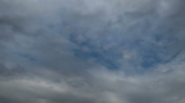 Mavi gökyüzünde hareket eden bulutlar