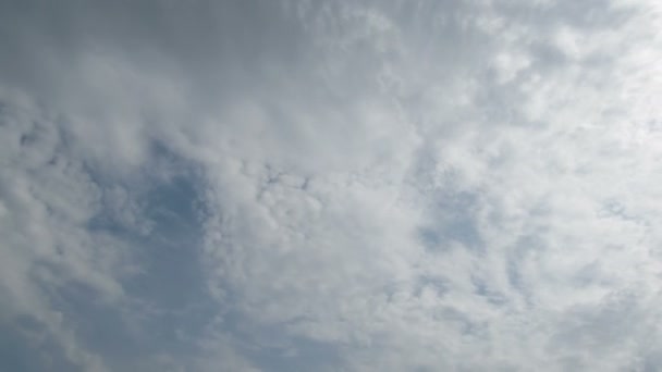 Wolken ziehen in den blauen Himmel — Stockvideo