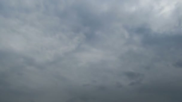 Moln rör sig i den blå himlen — Stockvideo