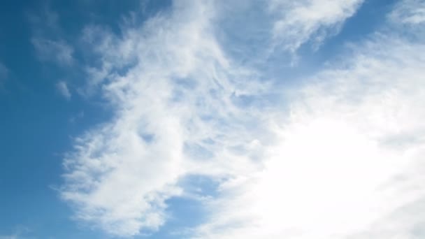 青空を背景に雲が動く — ストック動画