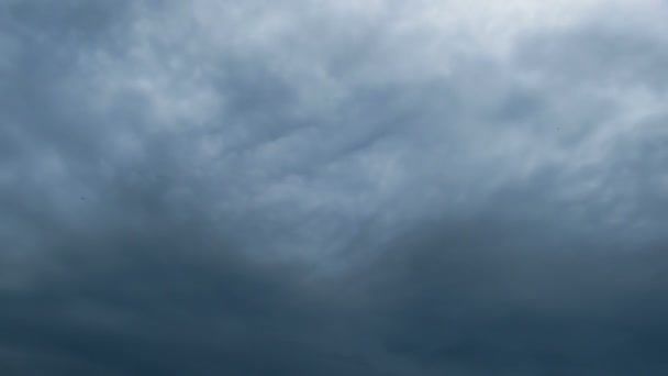 Wolken ziehen in den blauen Himmel — Stockvideo