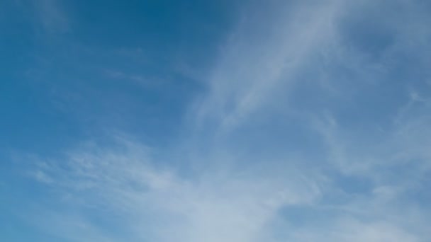 เมฆเคลื่อนที่ในท้องฟ้าสีฟ้า — วีดีโอสต็อก