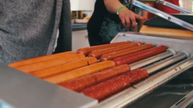 Sosisli ızgarada pişmiş sosis