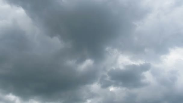 Nubes moviéndose en el cielo azul — Vídeo de stock