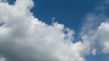 Mavi gökyüzünde hareket eden bulutlar