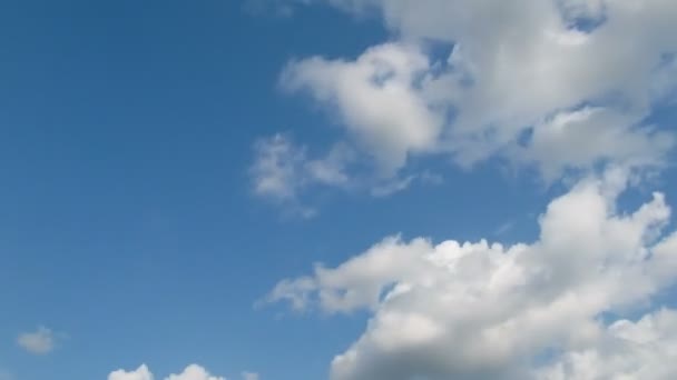 Облака движутся в голубом небе — стоковое видео