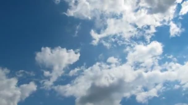 Mraky se pohybují po modré obloze — Stock video