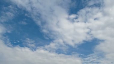 Mavi gökyüzünde hareket eden bulutlar